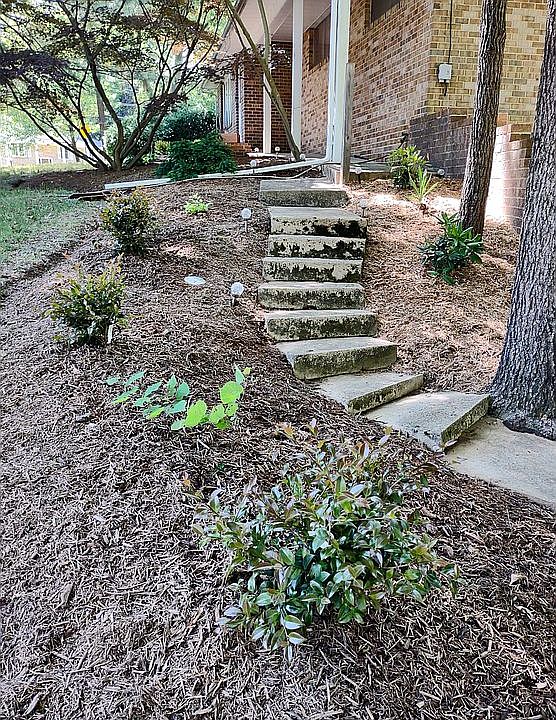 2nd image of 877 Oakdale Cir