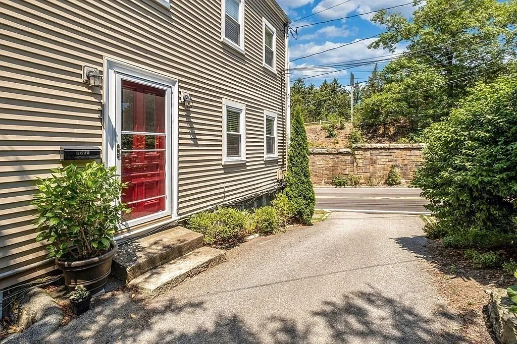 4 bed, 1.5 bath, 1434 sqft, $3,700 — Photo 3