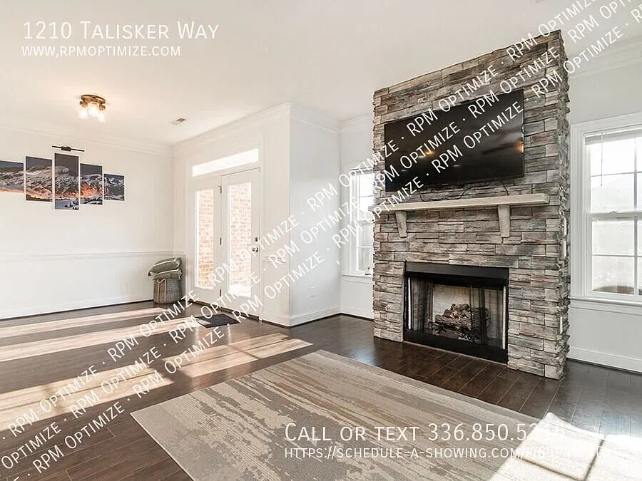 Spacious Townhome with Loft & Private Fenced Yard — Photo 3