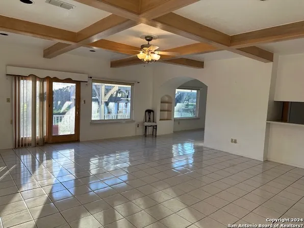 945 2ND ST, Floresville, TX 78114
