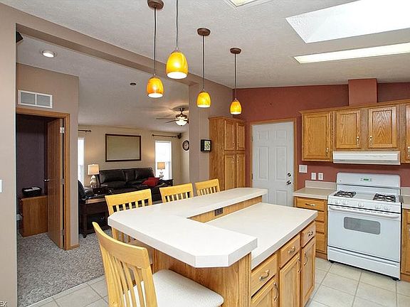 3rd image of 372 Far Hill Dr