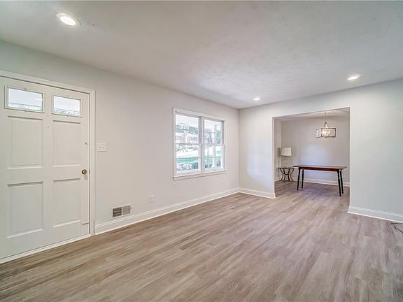 5th image of 2578 Oak Hill Dr