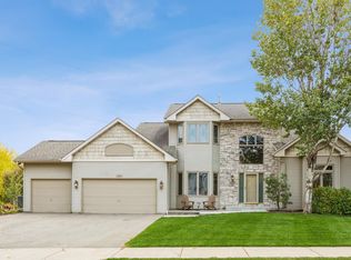 1152 Ridge Bluff Dr, Chaska, MN 55318