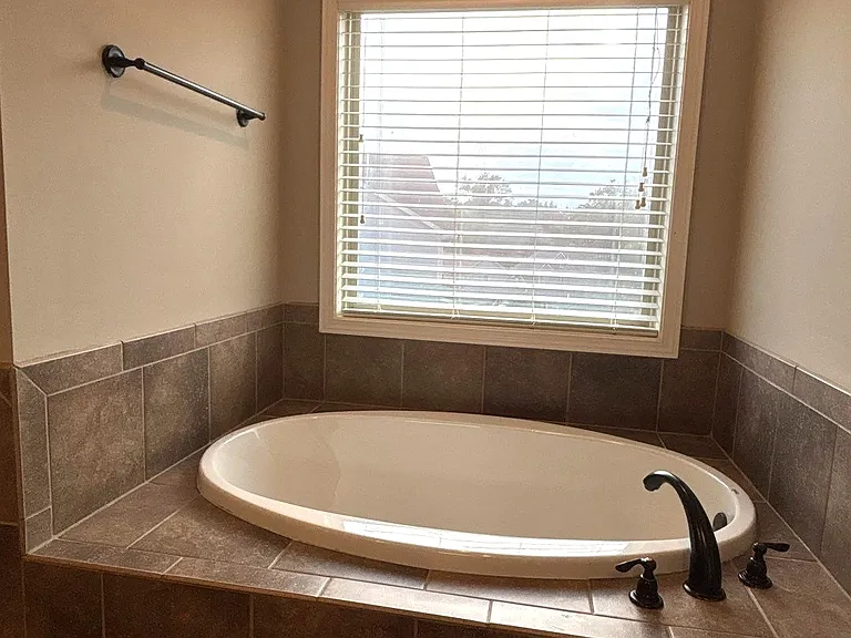 Master Tile Surround Soaking Tub