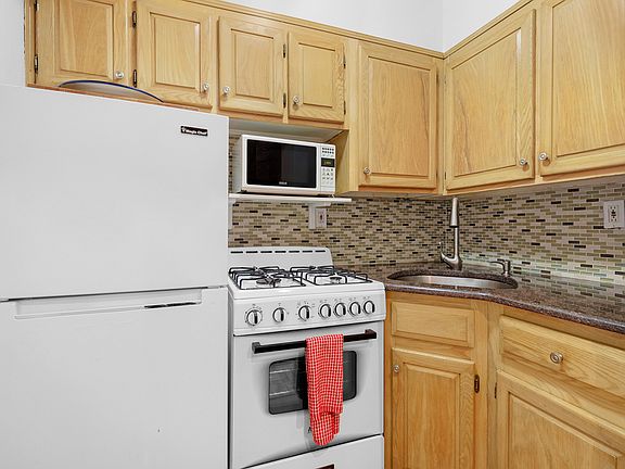 5th image of 250 W 15th St APT 1H