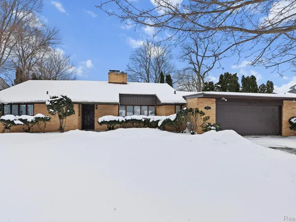 10023 Cedar Shrs, White Lake, MI 48386