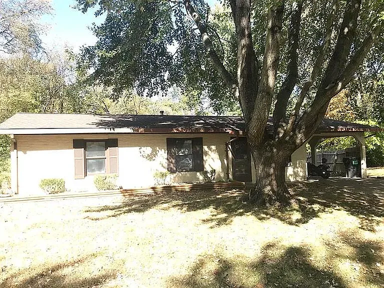 130 Susan Ct — Photo 3