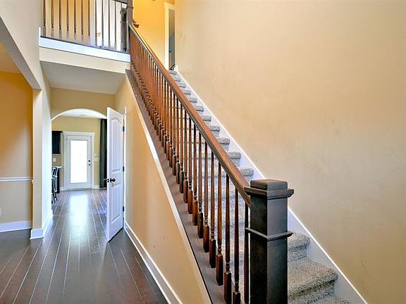 3rd image of 713 Elm St