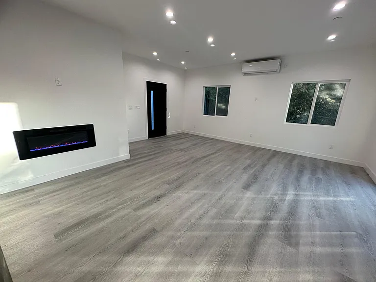 22823 Crespi St — Photo 3