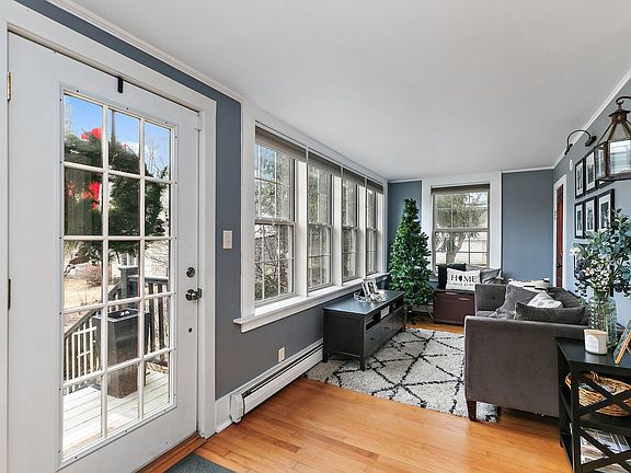 3rd image of 432 Barrington Ave