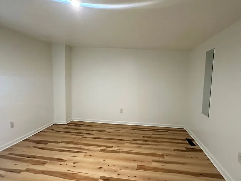 1211 W Poplar St — Photo 12