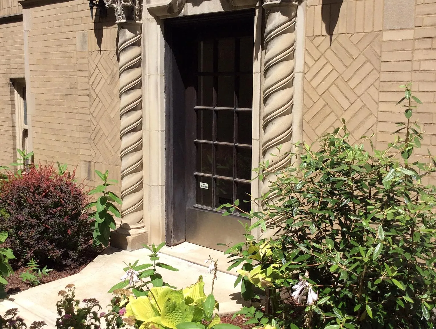 810 Forest Ave Apartments — Photo 3