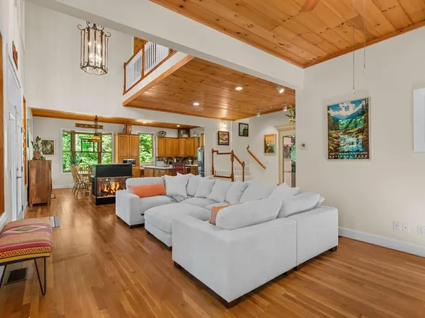 510 Wayah Woods Ln, Franklin, NC 28734