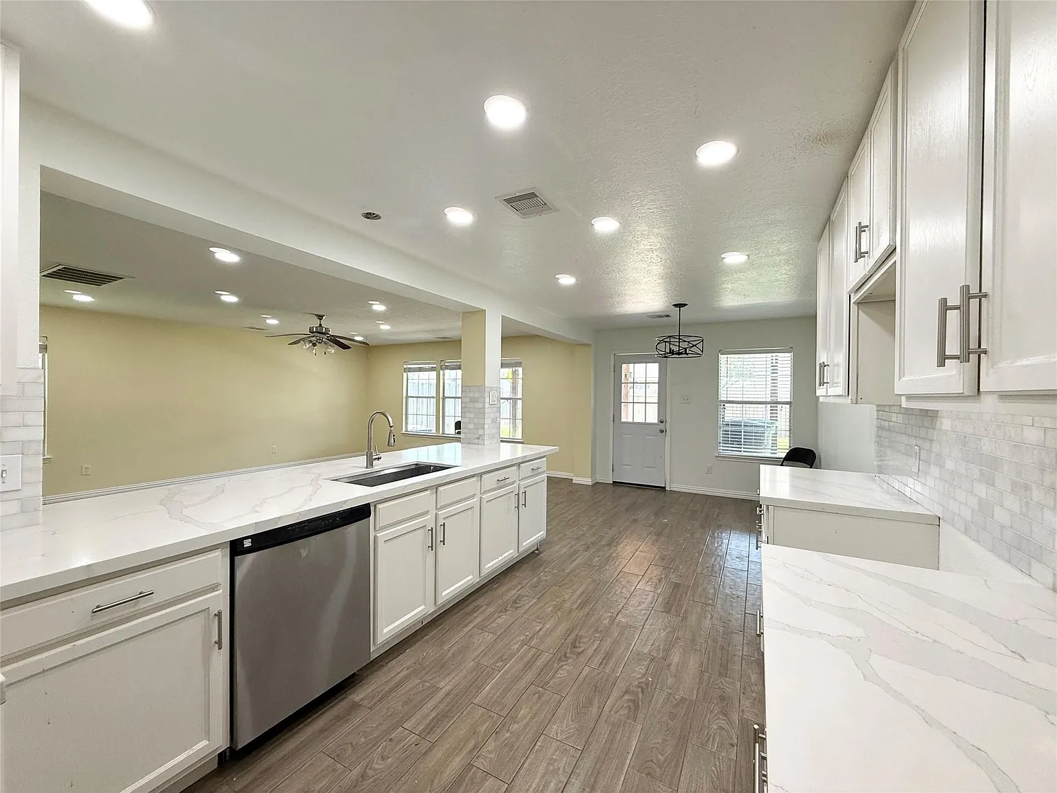 3 bed, 2.5 bath, 1725 sqft, $1,950 — Photo 3