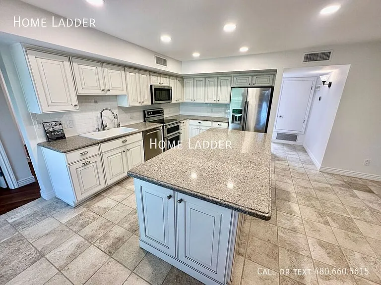 8084 E Del Laton Dr — Photo 5