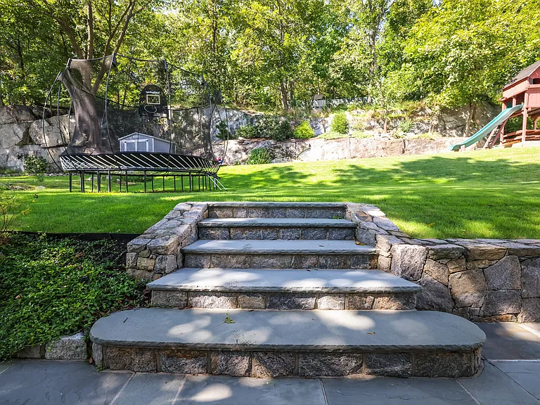 10 Loewen Ct — Photo 43