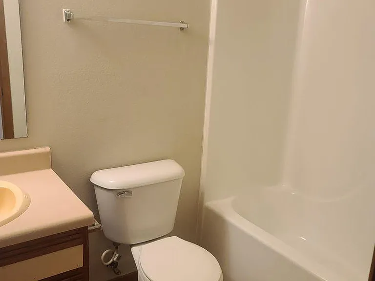 Oak Knoll Apartments — Photo 6