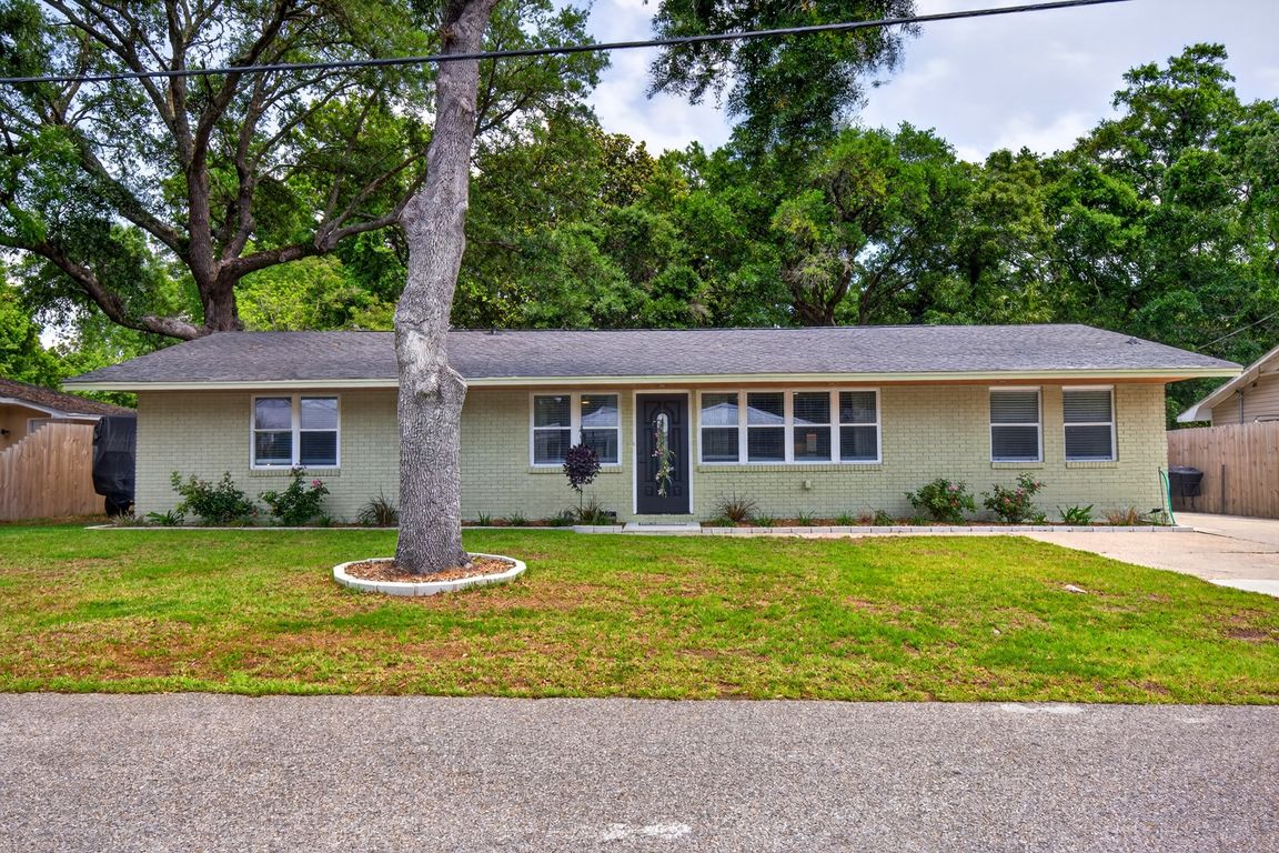 https://cdn.aryeo.com/listings/101-olson-ave-long-beach-ms-39560-24319127/resized/medium/medium-019ddae4-3124-7359-b867-4e17bd1d1562.jpeg