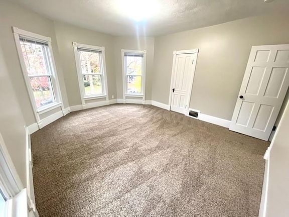 5th image of 612 1/2 E Chestnut St #2