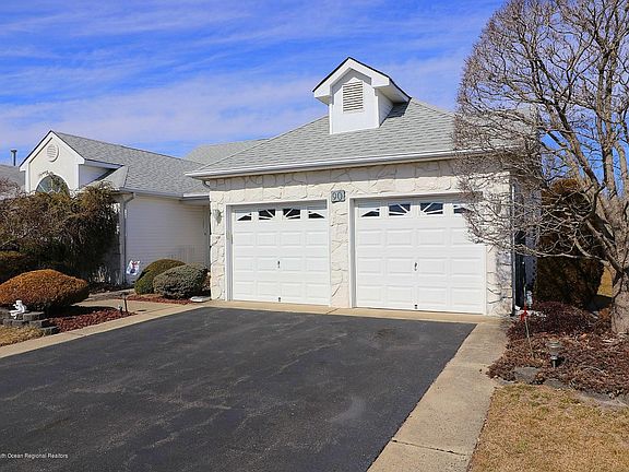3rd image of 90 Portsmouth Dr