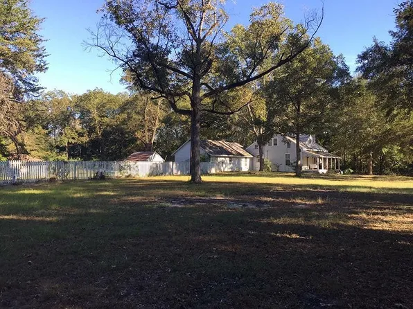 575 Uchee Rd, Hatchechubbee, AL 36858