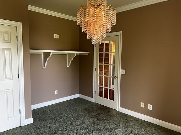 5th image of 379 Bell Dr W