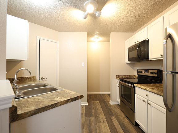 4th image of 2602 Hemlock Dr