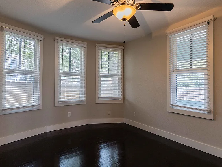 1121 E Crockett St — Photo 24