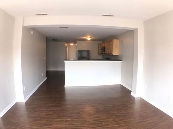 2nd image of 1405 E Carson St #1
