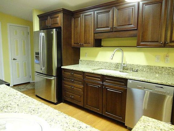 Gourmet kitchen, quality cabinets