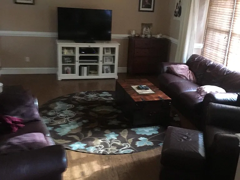 914 Schuyler Pl — Photo 3