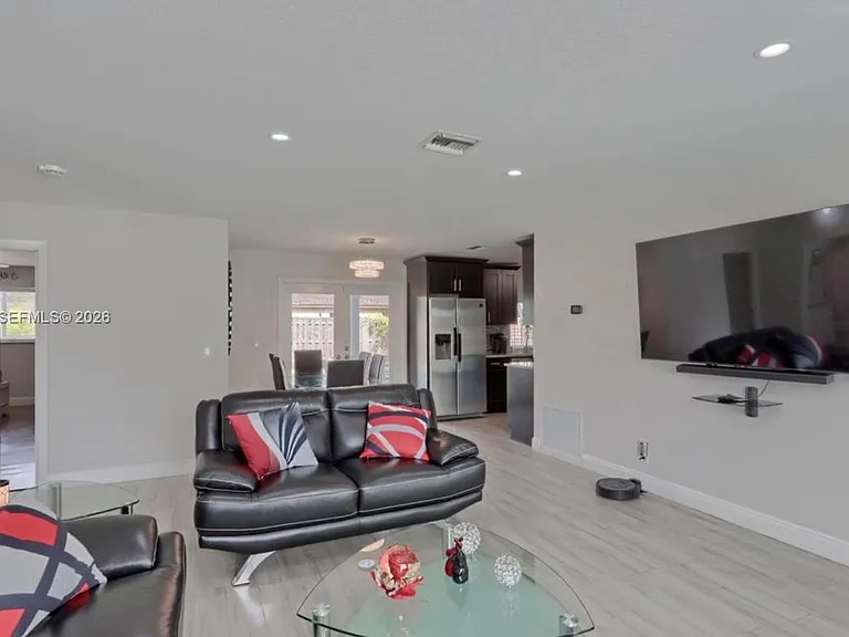 876 Gardenia Dr — Photo 9