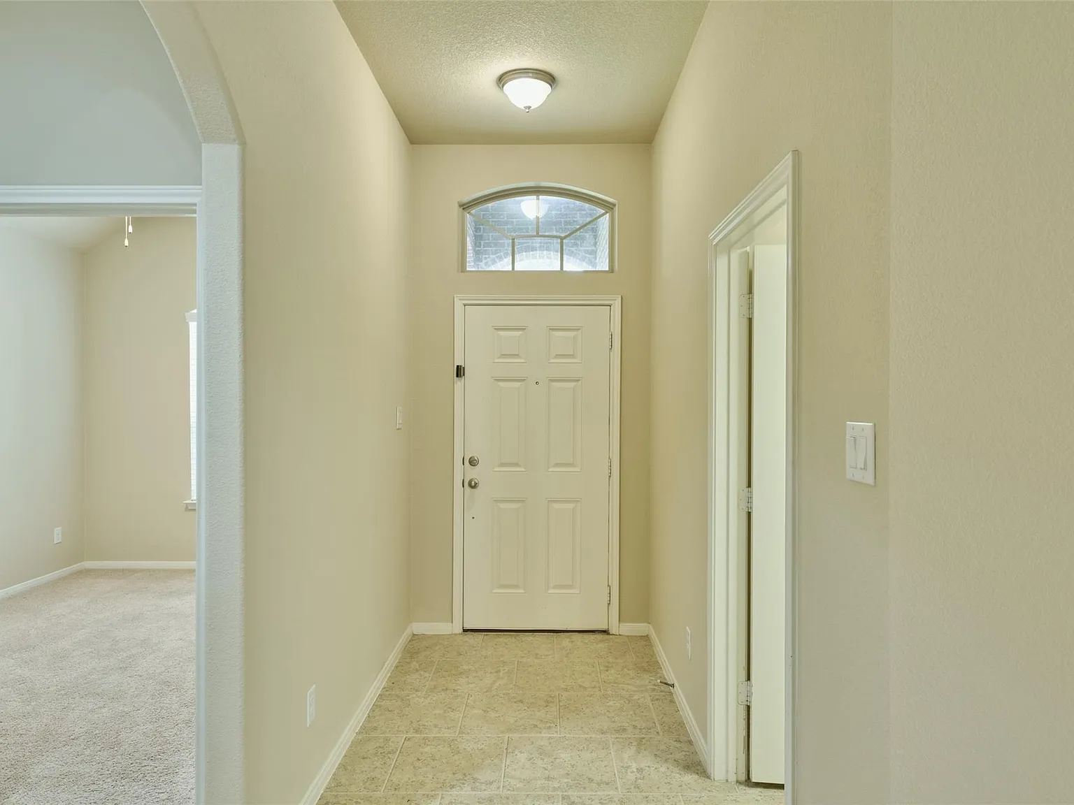 3 bed, 2.0 bath, 1570 sqft, $2,000 — Photo 3