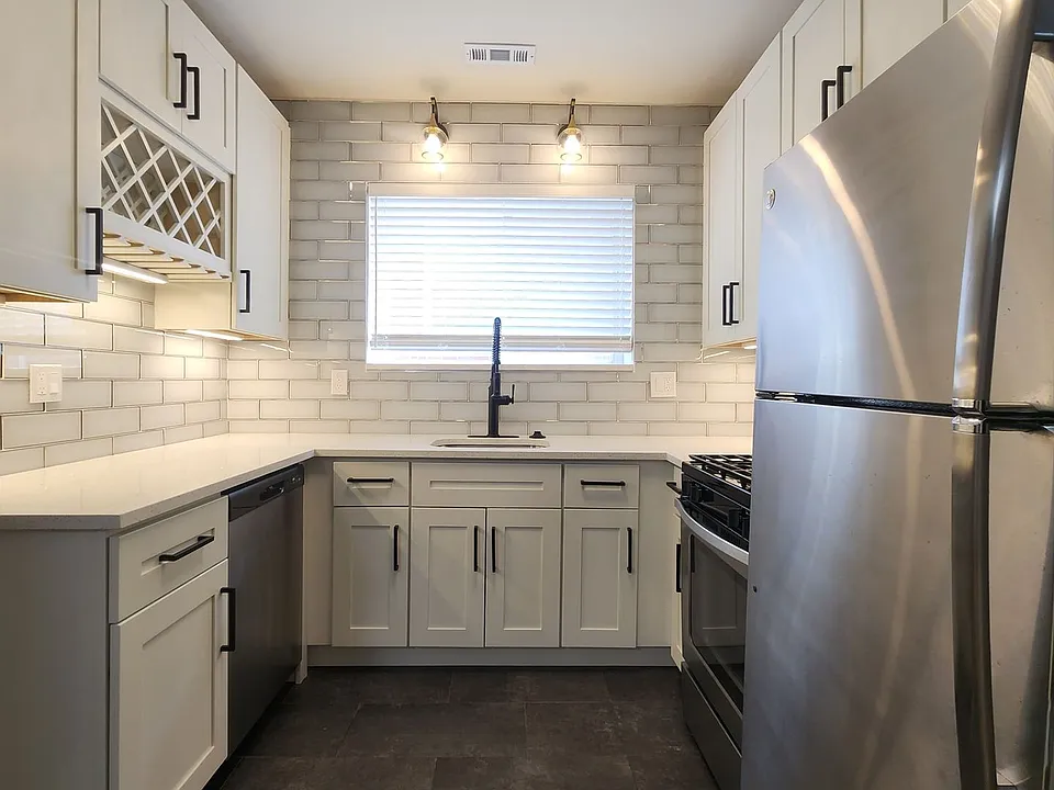 7512 Cromwell