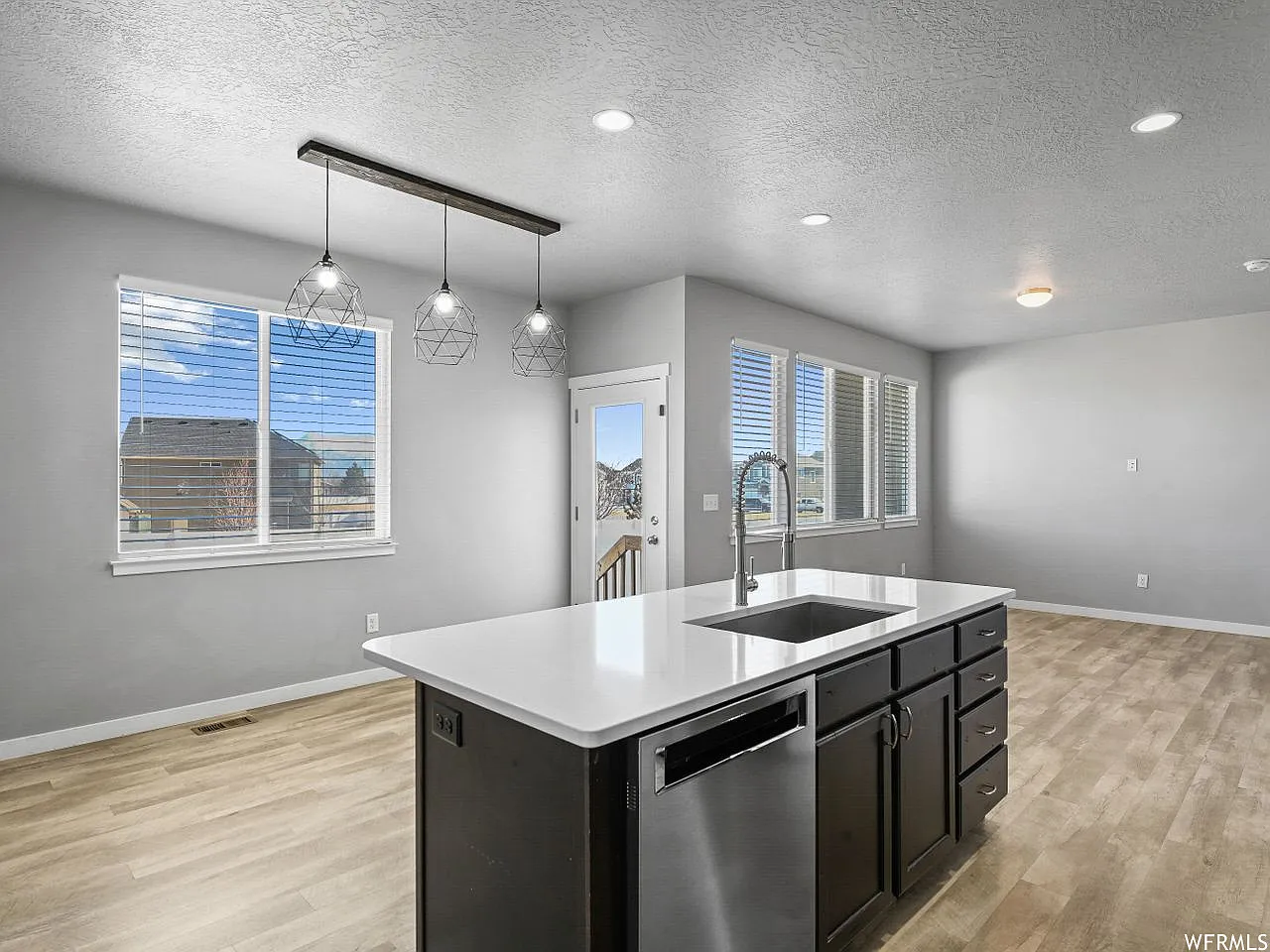 3 bed, 2.5 bath, 2237 sqft, $2,400 — Photo 4