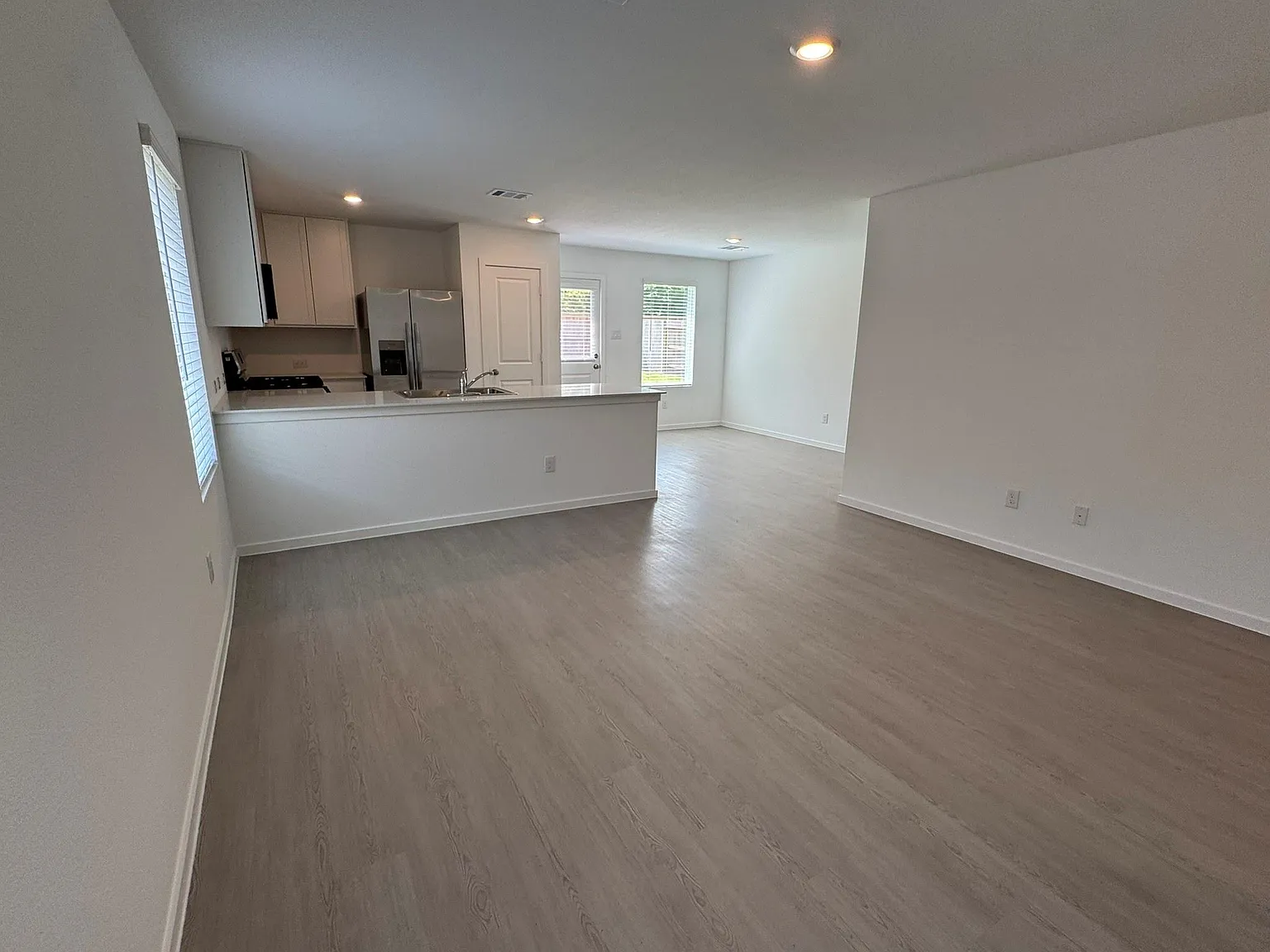 3 bed, 2.0 bath, 1310 sqft, $1,650 — Photo 2