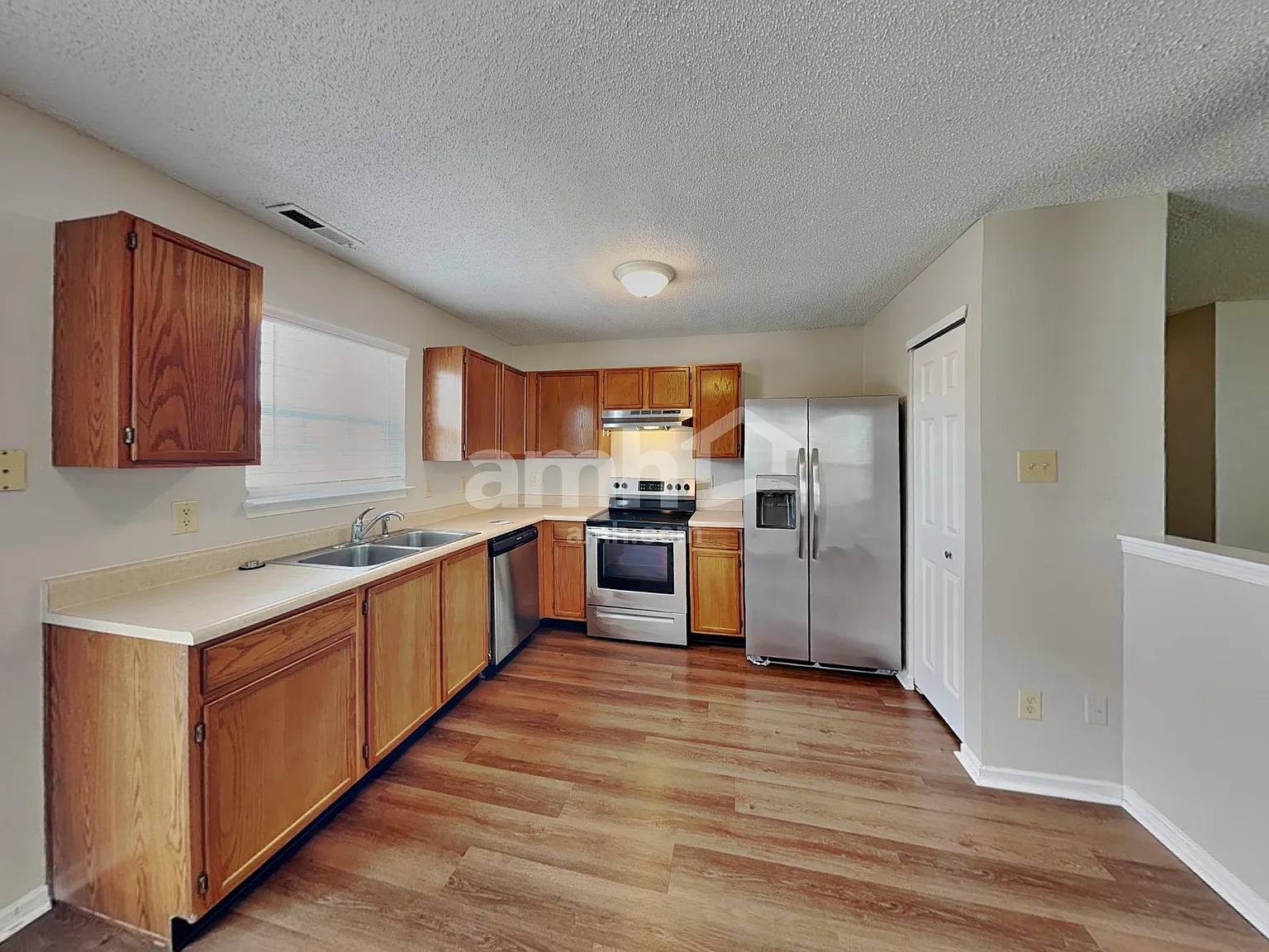 3 bed, 2.0 bath, 1204 sqft, $1,670 — Photo 3