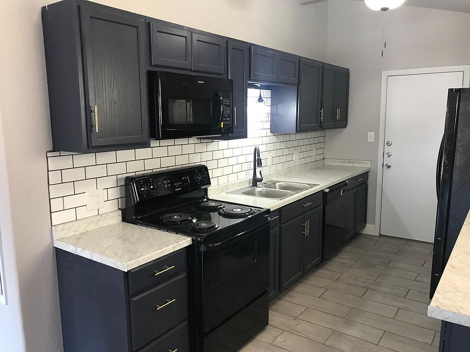 1st image of 911 University Ave #6