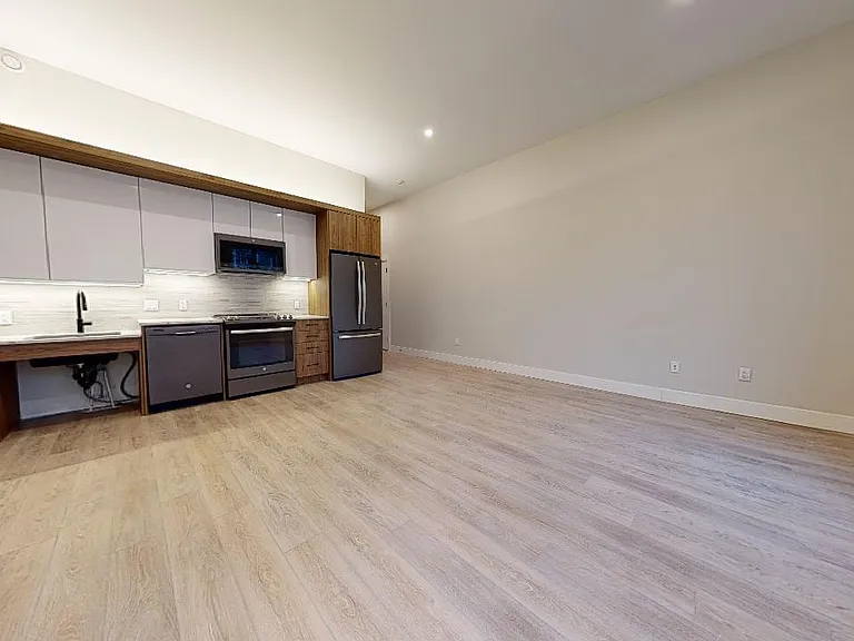 5726 Inglis St — Photo 9