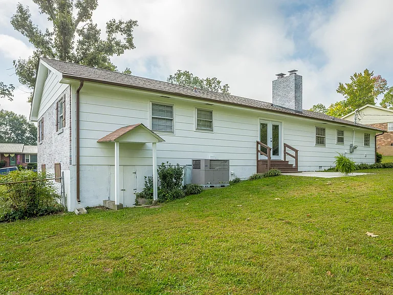 1403 Clearpoint Dr — Photo 32