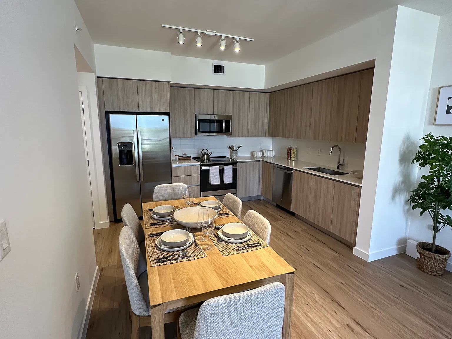 2 bed, 1060 sqft, $2,600 — Photo 3