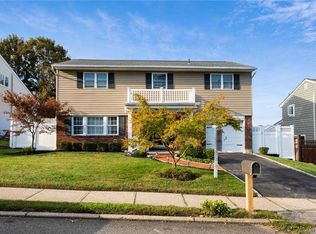 18 Woodoak Ln, Huntington, NY 11743