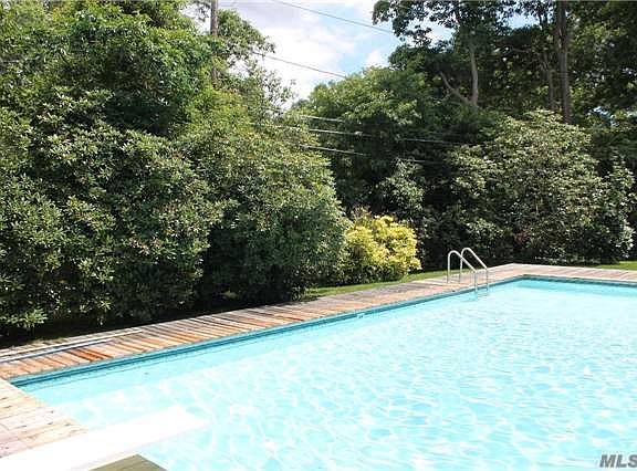 3rd image of 10 Sanford Ln