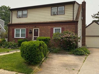 22 5th Avenue, Westbury, NY, 11590