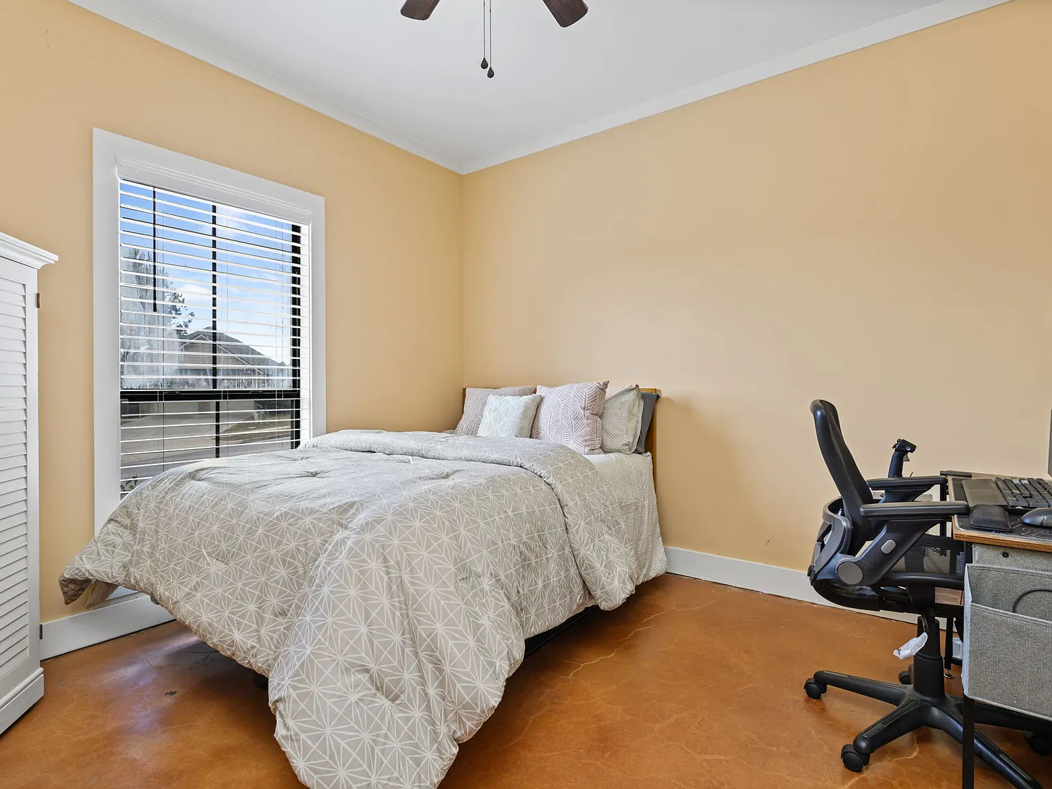 3 bed, 1927 sqft, $2,300 — Photo 3