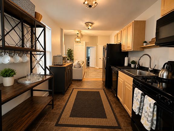 4th image of 13 Pomeworth St #1R