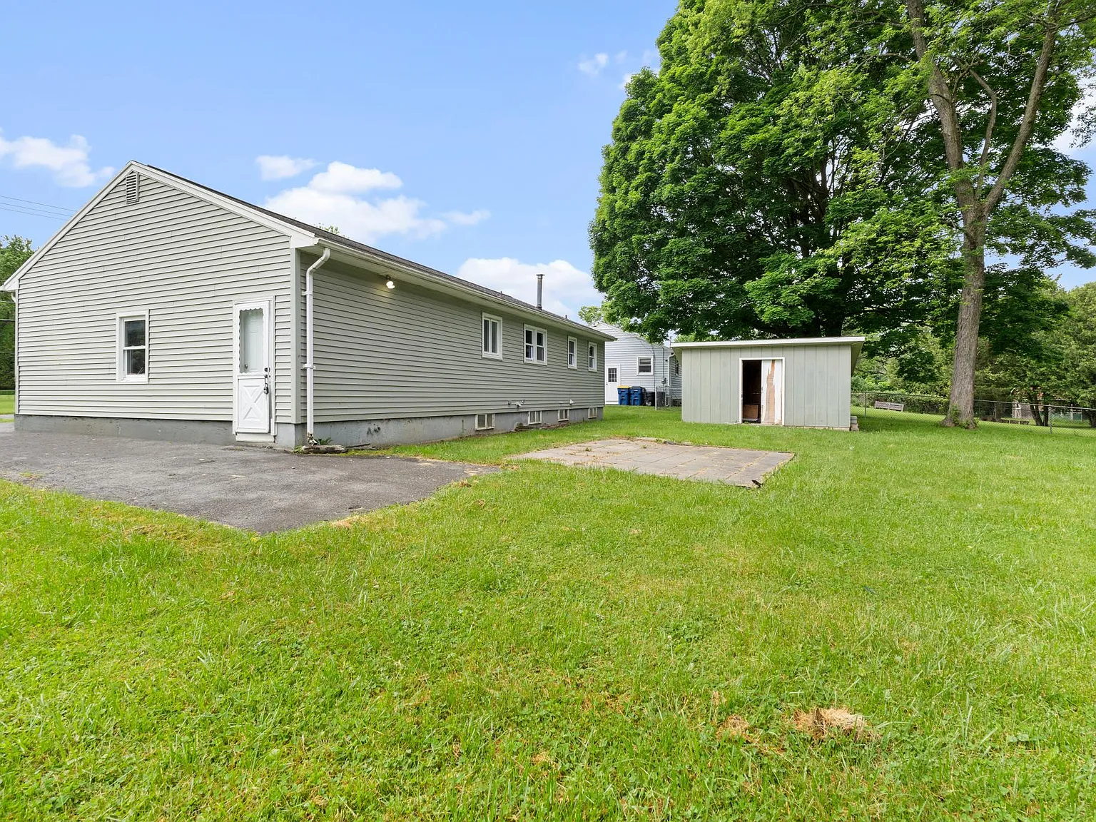3 bed, 1.5 bath, 1240 sqft, $2,500 — Photo 3