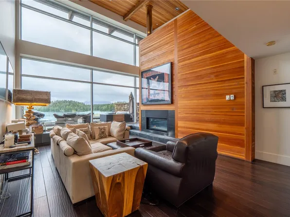 368 Main St #304, Tofino, BC V0R 2Z0