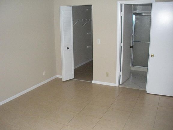 Master w Walkin Closet