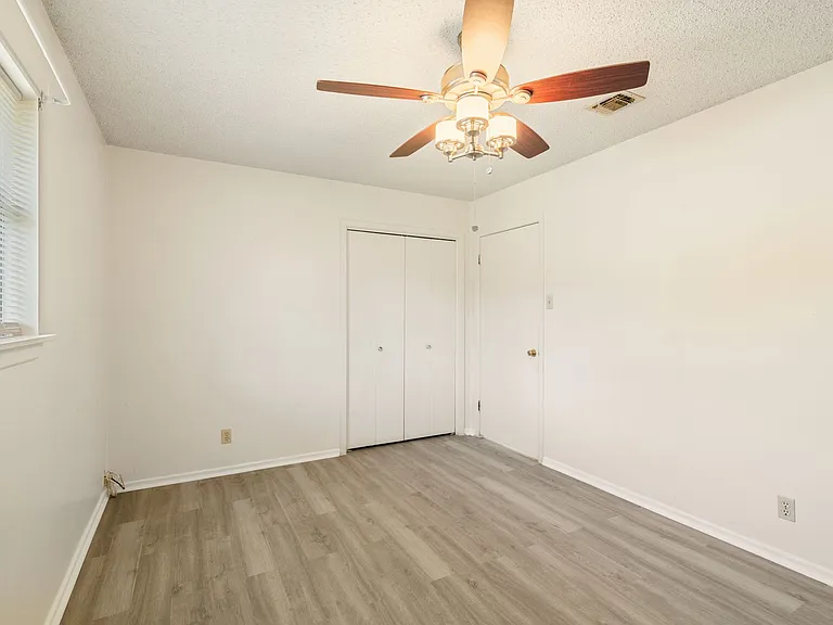 97 Michelle Dr — Photo 10